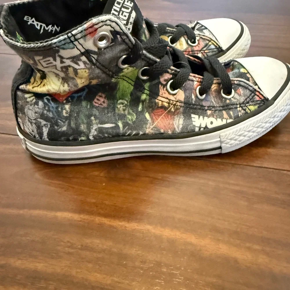 Converse Chuck Taylor All Star Justice League High Top Youth Size 1 Comic Print‎